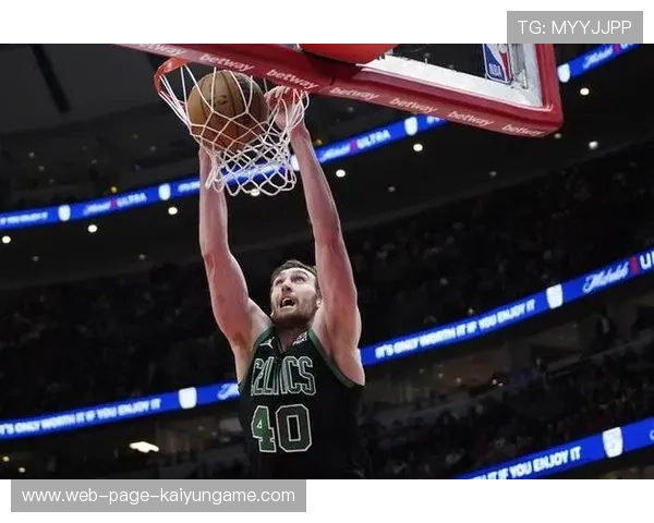 凯尔特人科内特篮下背身勾手，命中一个高难度得分